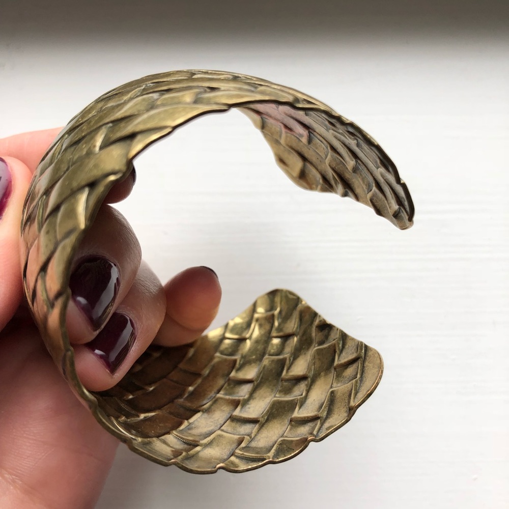 Chic brassy gold metal woven cuff bracelet - Picture 6 of 7